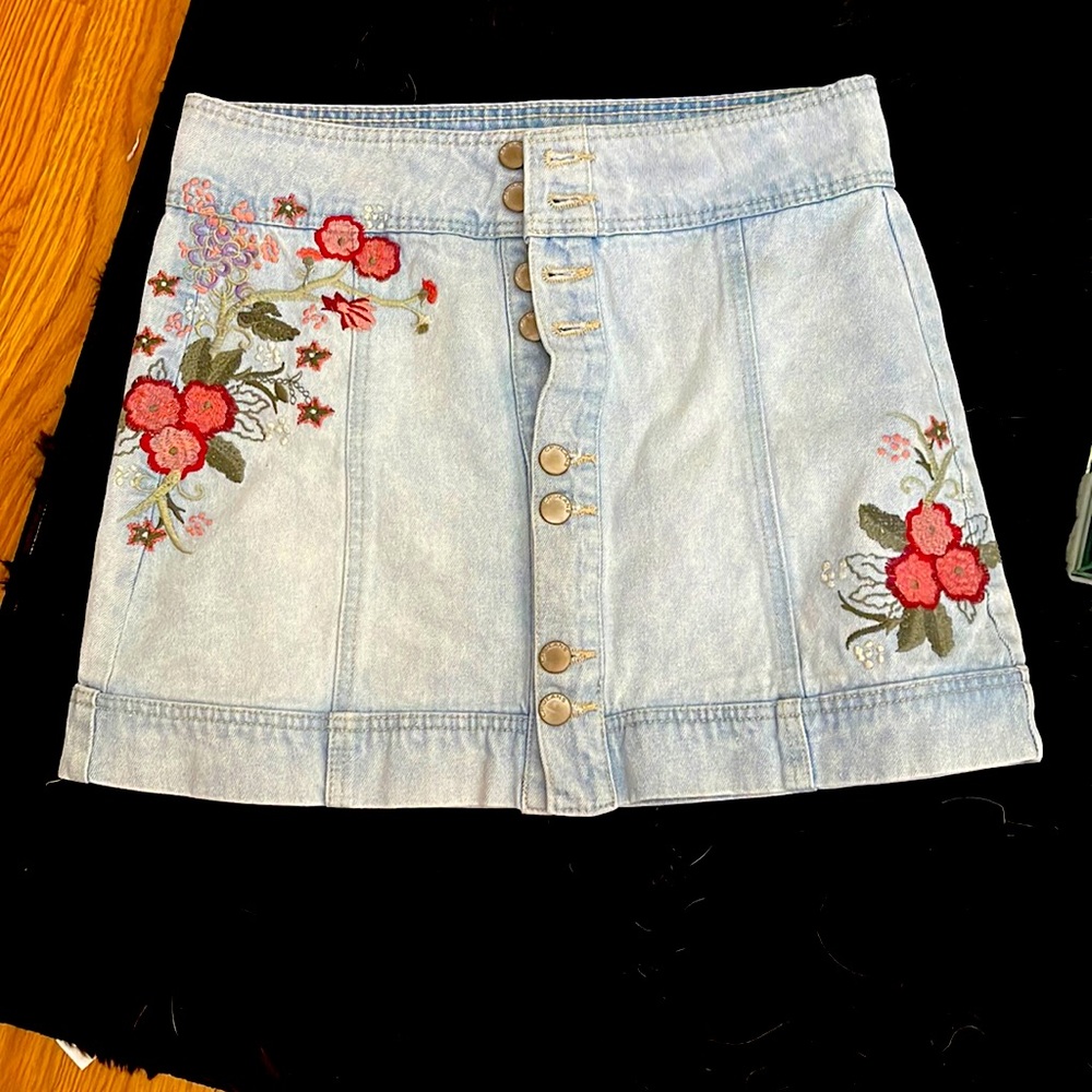 Mini skirt with flower embroidery - Jr CPJ Jean Size 5 - Picture 1 of 3